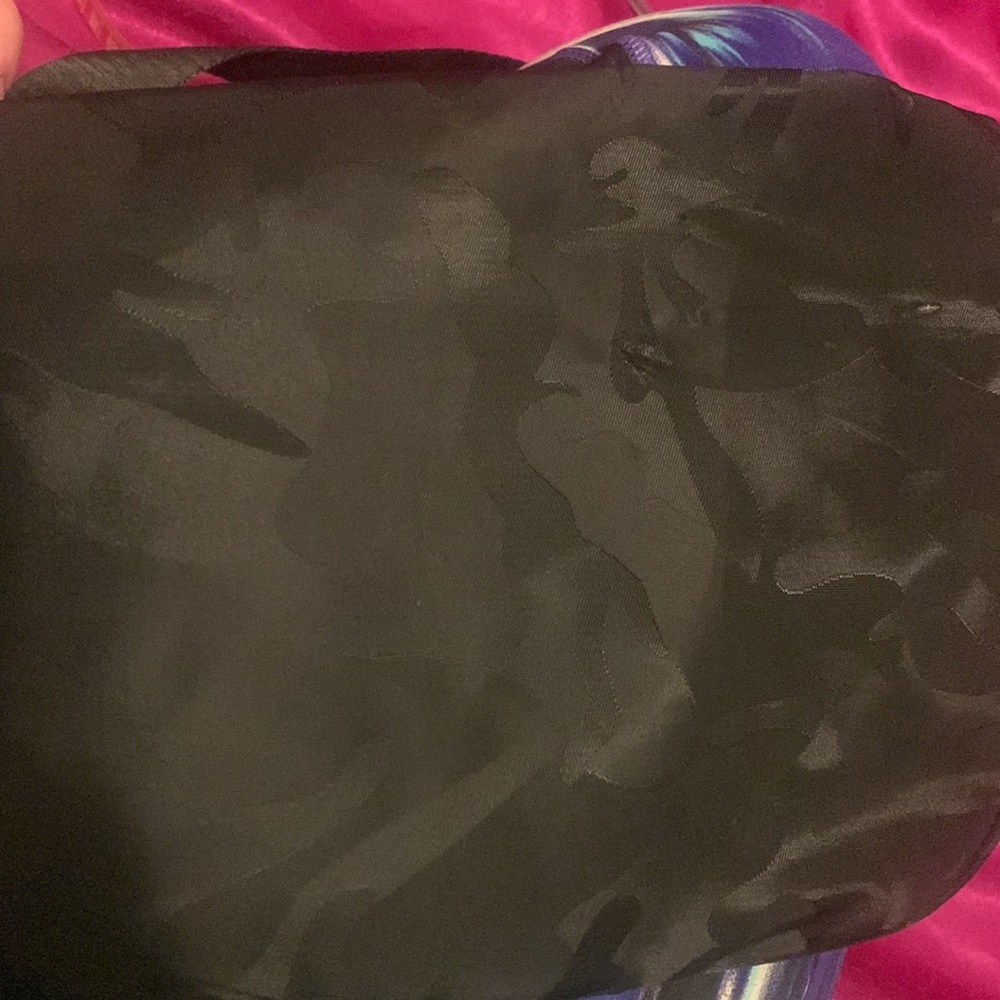Kylie and Kendall black Crossbody or waist pack pink inside adjustable strap - Picture 6 of 6